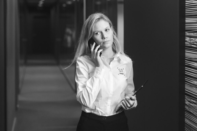 femme avec un téléphone dans les locaux de Special Request by Ziegler